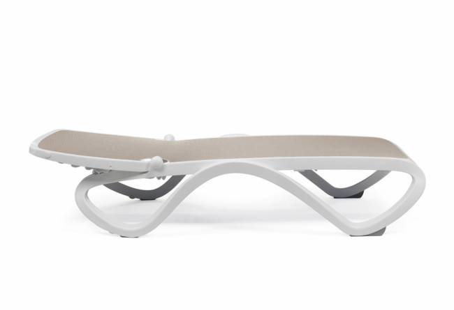 Шезлонг-лежак пластиковый Omega белый, синий 1700-1945х690х910 мм Шезлонг-лежак пластиковый Omega белый, синий 1700-1945х690х910 мм