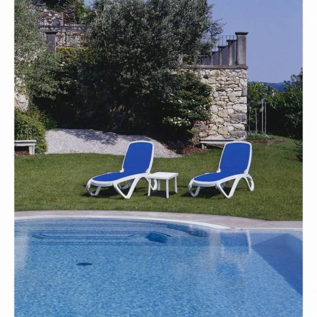 Шезлонг-лежак пластиковый Omega белый, синий 1700-1945х690х910 мм Шезлонг-лежак пластиковый Omega белый, синий 1700-1945х690х910 мм