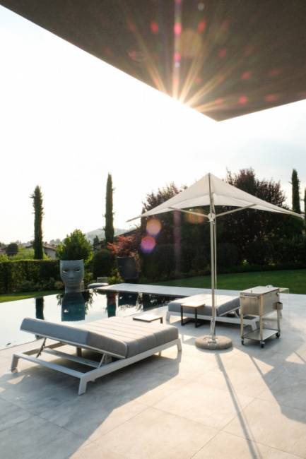 Шезлонг-лежак металлический Bite белый, светло-серый 2030х900х600 мм Шезлонг-лежак металлический Bite белый, светло-серый 2030х900х600 мм