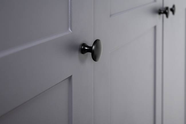 Комод четыре ящика и две дверки и вешалка для одежды Остин цвет серый графит/дуб крафт золотой Комод четыре ящика и две дверки и вешалка для одежды Остин цвет серый графит/дуб крафт золотой