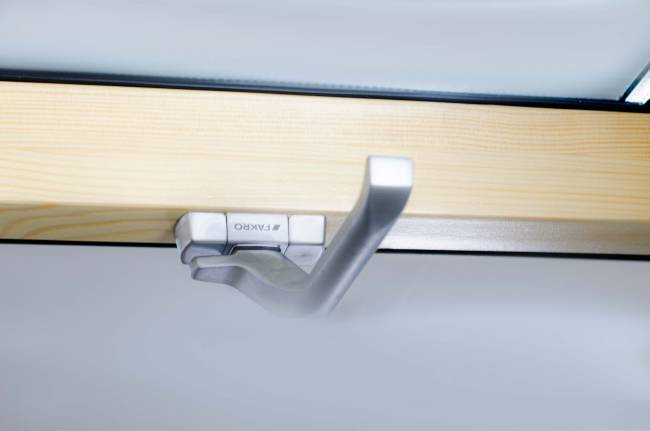 Деревянное мансардное окно FTP-V U5 (CH) со среднеповоротным типом открывания