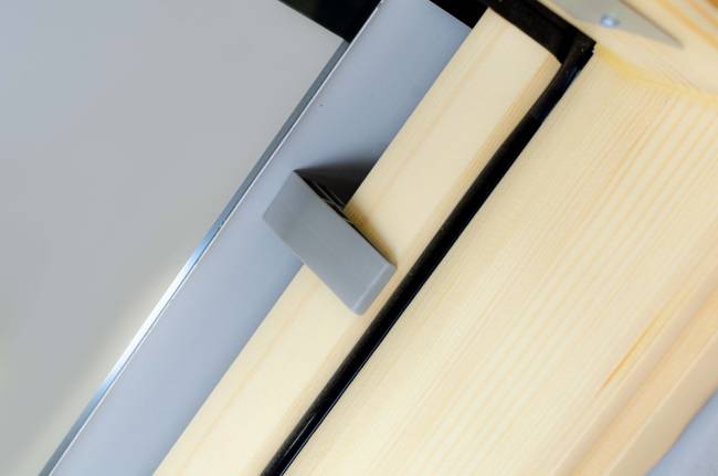 Деревянное мансардное окно FTP-V U5 (CH) со среднеповоротным типом открывания