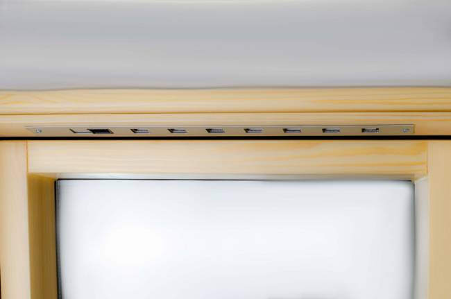 Деревянное мансардное окно FTP-V U5 (CH) со среднеповоротным типом открывания