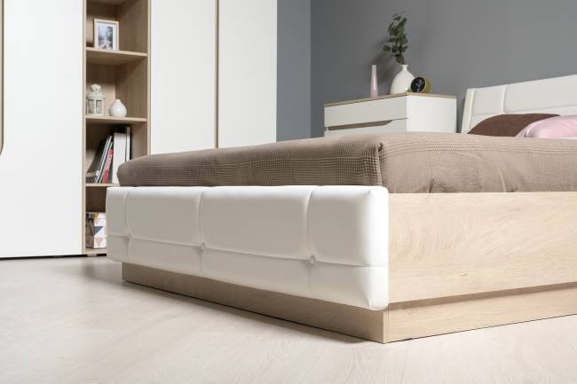 Кровать с подъёмным основанием и двумя прикроватными тумбами Муссон цвет белый/дуб эндгрейн элегантный/кожзам белый Кровать с подъёмным основанием и двумя прикроватными тумбами Муссон цвет белый/дуб эндгрейн элегантный/кожзам белый